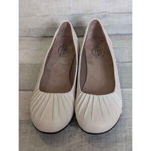 LifeStride Angel Simply Comfort Womens Cream Flats Size 9 Wide Pleated Design
